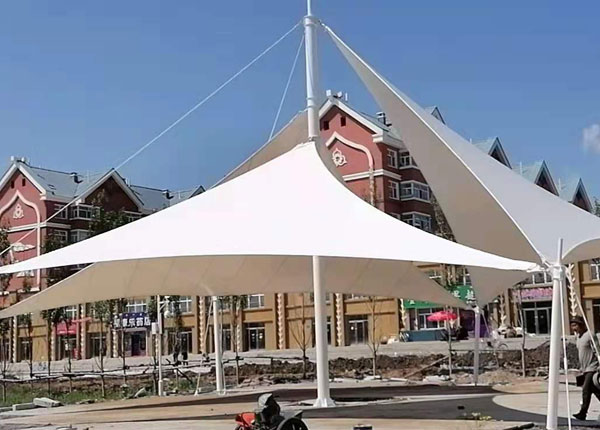 張拉膜結(jié)構(gòu)遮陽棚廠家，艮一膜結(jié)構(gòu)棚業(yè)提供物美價廉的戶外遮陽解決方案！