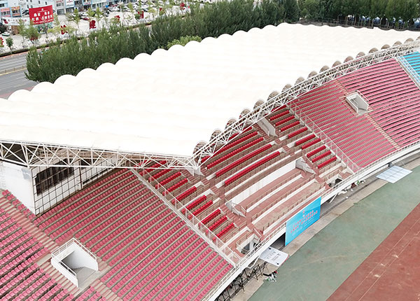 膜結(jié)構(gòu)看臺(tái)以其獨(dú)具特色的建筑形式和大跨度的設(shè)計(jì)在體育場館、公共廣場和高爾夫球場等場所中得到廣泛應(yīng)用!